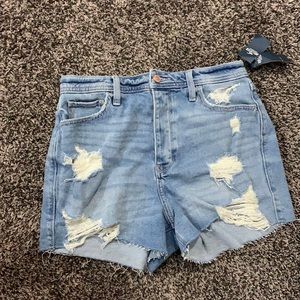 these shorts are never worn. and a size 5 not 6